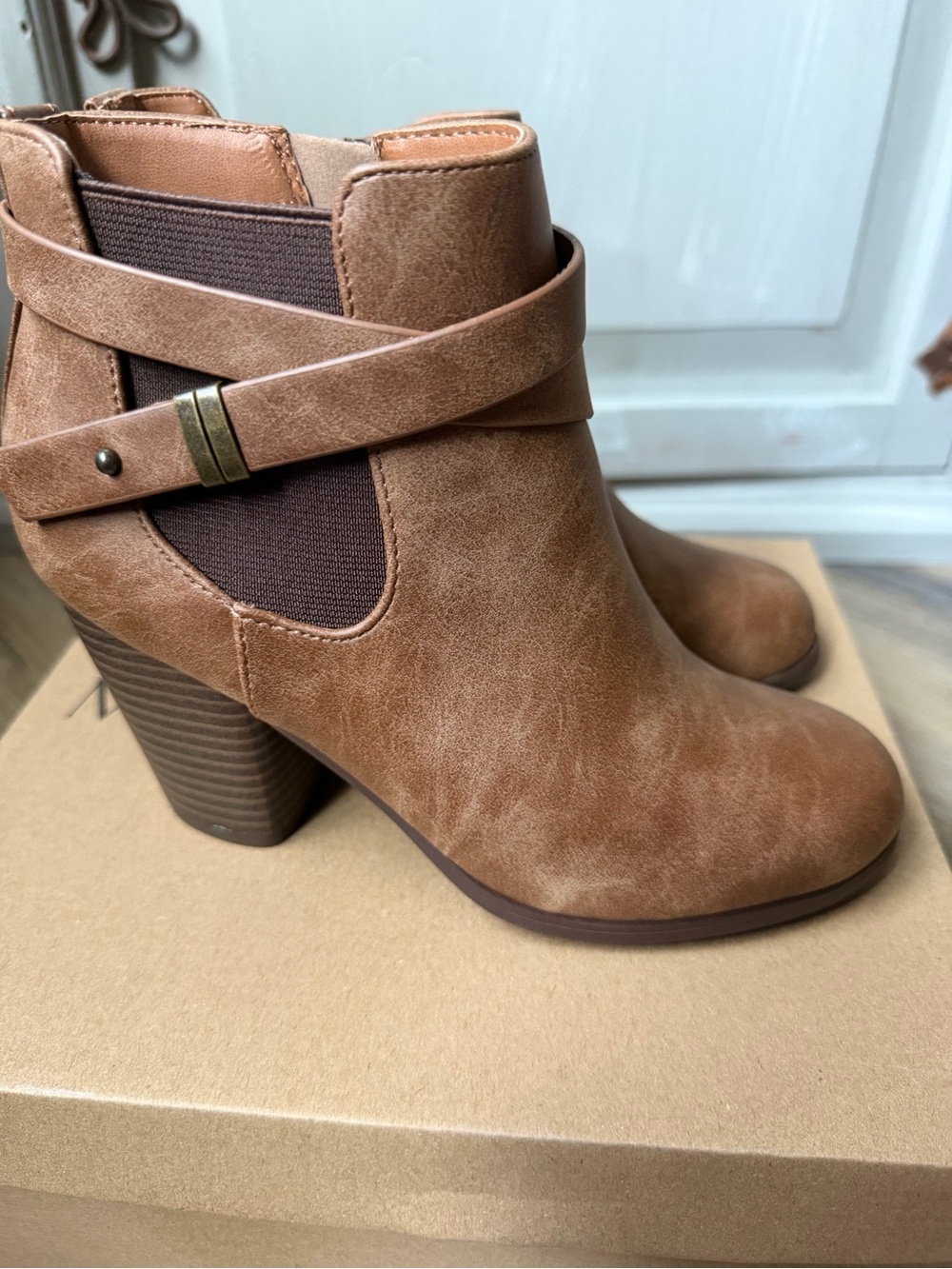 NEW Marco Women's Chic Tan Ankle Booties Faux Leather Size 5
